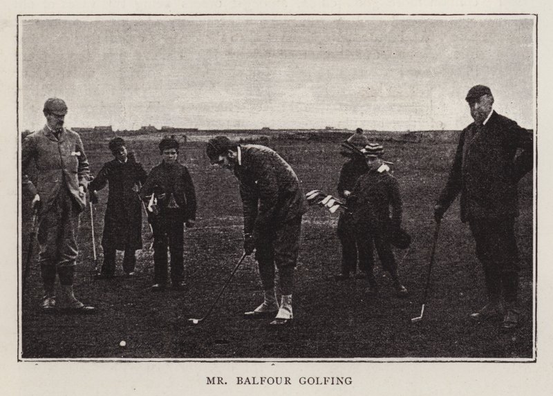 Britský konzervativní politik Arthur Balfour hraje golf (černobílá fotografie) od Scottish Photographer