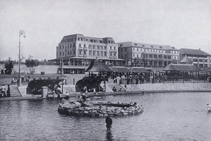 Dětské brouzdaliště, pláž, Durban (černobílá fotografie) od South African Photographer