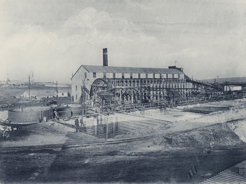 City and Suburban Gold Mining Company, New Battery and Cyanide Works (č/b foto) od South African Photographer
