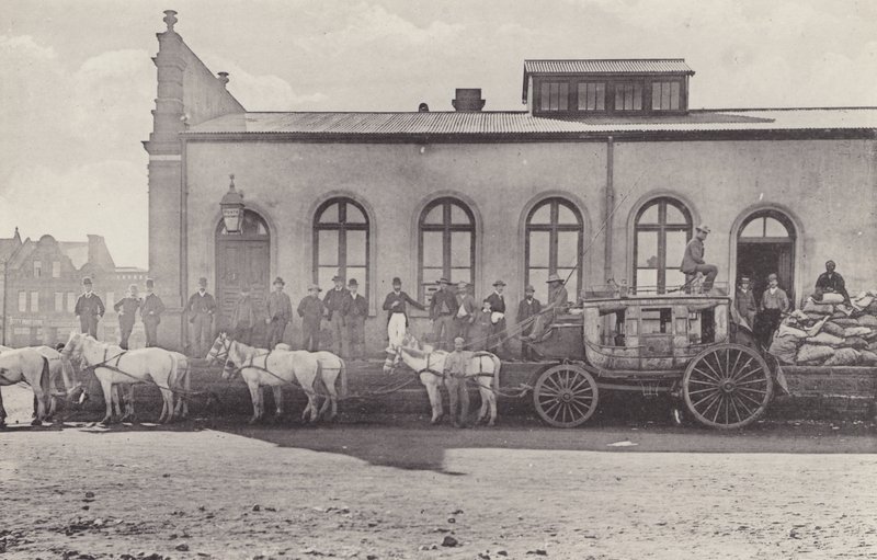 Historic Views, The Last Coach with English Mail and Old Post Office (č/b foto) od South African Photographer