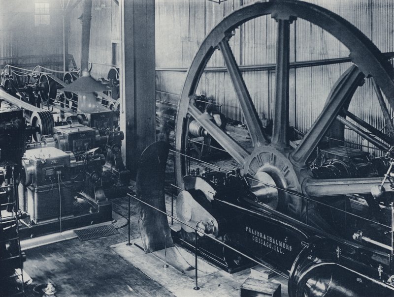 Interiér, strojovna a dynamo, Crown Reef Gold Mining Company (černobílá fotografie) od South African Photographer
