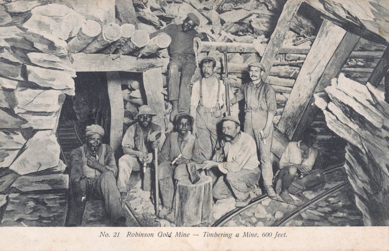 Horníci instalují dřevěné podpěry 600 stop pod zemí, Robinson Gold Mine, Jižní Afrika (černobílá fotografie) od South African Photographer