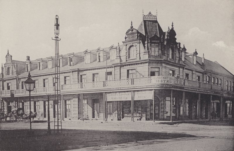 The Grand National Hotel (černobílá fotografie) od South African Photographer