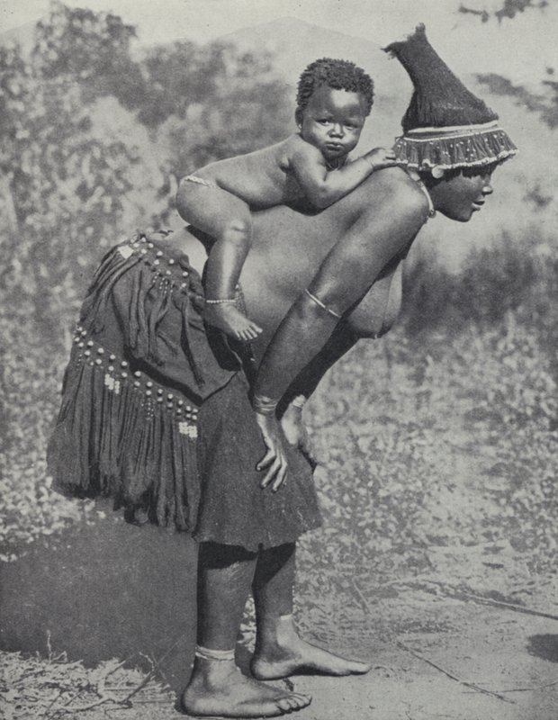 Žena nesoucí své dítě na zádech, Jižní Afrika (černobílá fotografie) od South African Photographer