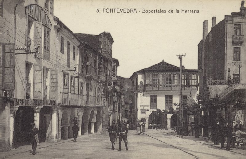 Podloubí kovárny, Pontevedra, Španělsko (čb fotografie) od Spanish Photographer