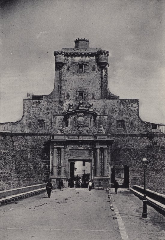 Cádiz: Puerta de Tierra (černobílá fotografie) od Spanish Photographer