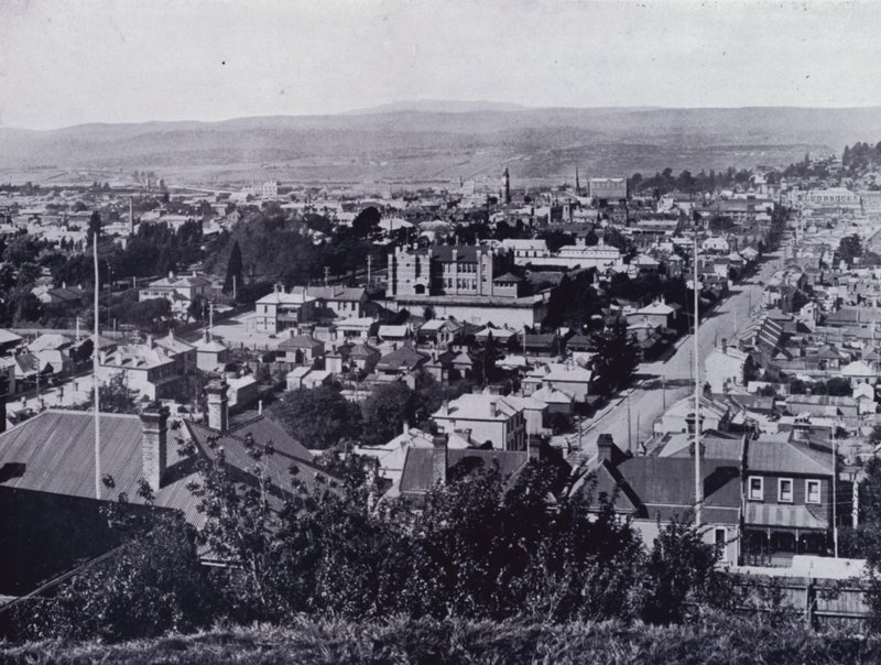 Launceston: Pohled z Upper Brisbane Street, s výhledem na ulice Brisbane a Paterson, státní střední škola v centru (černobílá fotografie) od Stephen Spurling