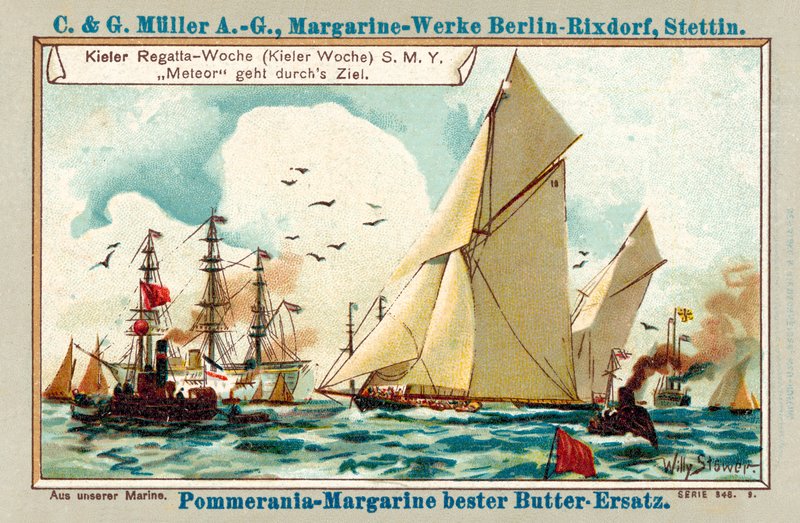 Kaiserova jachta Meteor protíná cílovou čáru během regaty Kiel Week (chromolitho) od Stoewer Willy