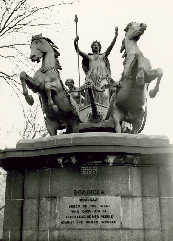 Boadicea a její dcery, bronzová sochařská skupina, 1885 od Thomas Thornycroft