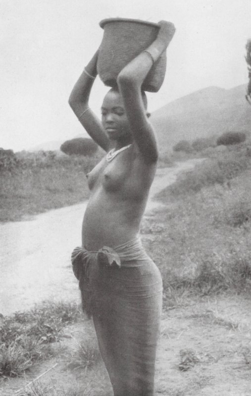 Nosič vody ze severu východní Afriky (čb fotografie) od Walter Mittelholzer