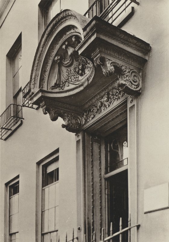 Doorway, 9, Grosvenor Road, Londýn (černobílá fotografie) od William Galsworthy Davie