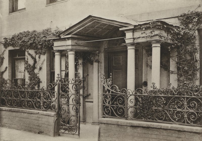 Doorway, Arcaded Porch ve Wimborne, Dorset (černobílá fotografie) od William Galsworthy Davie