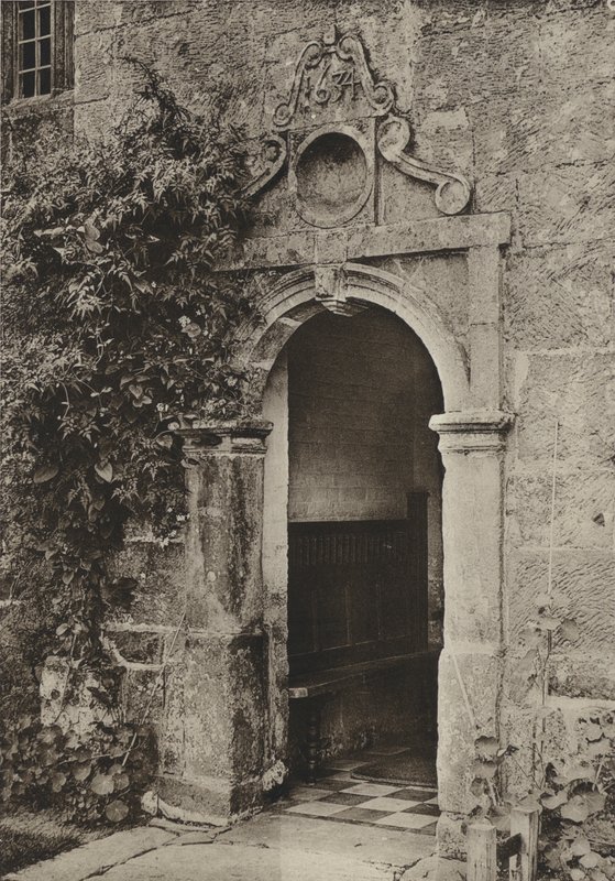 Doorway, "Batemans", Burwash, Sussex (černobílá fotografie) od William Galsworthy Davie