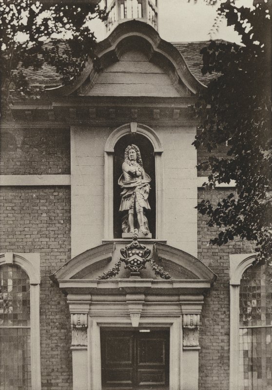 Doorway, Berkeley Almshouses, Worcester (černobílá fotografie) od William Galsworthy Davie