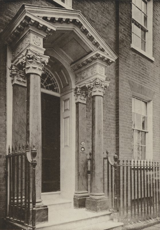 Doorway, Brighton Road, Reigate, Surrey (černobílá fotografie) od William Galsworthy Davie