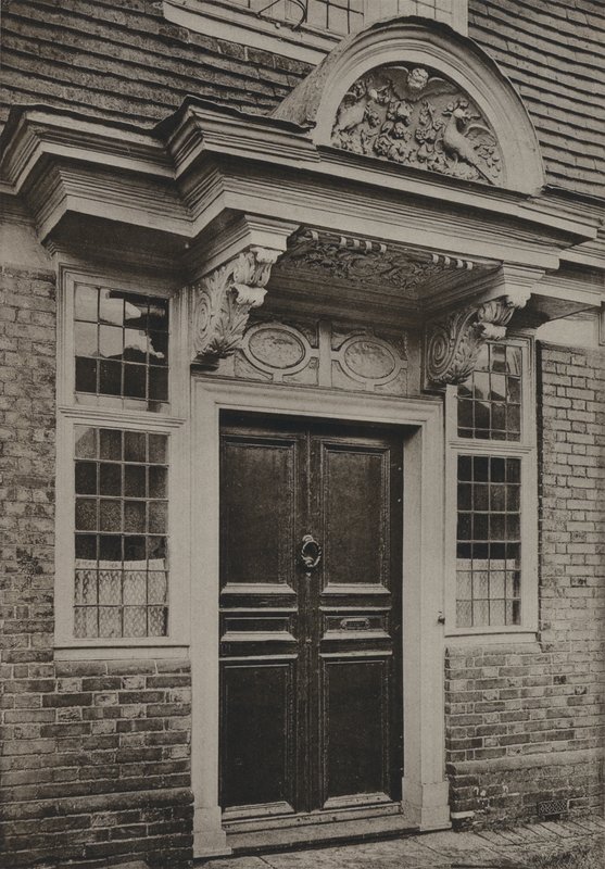 Dveře, Burwash, Sussex (černobílá fotografie) od William Galsworthy Davie