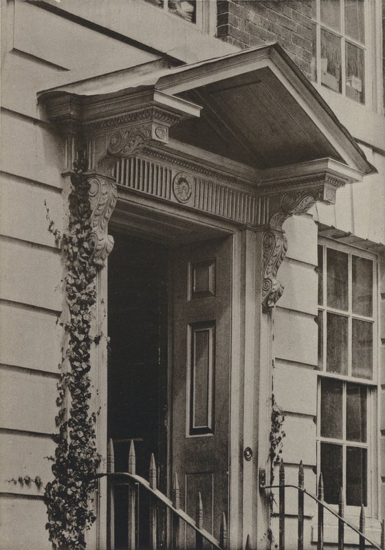 Doorway, Castle Hill, Winchester (černobílá fotografie) od William Galsworthy Davie