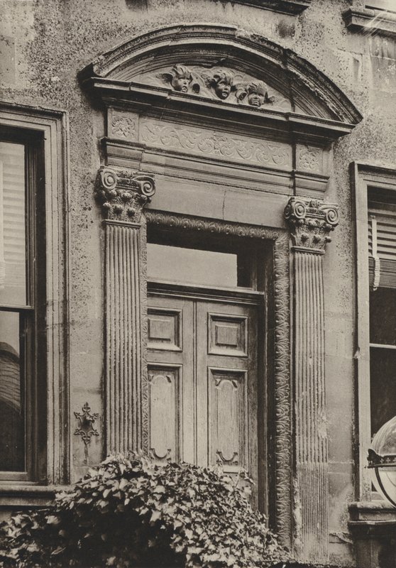 Doorway, Chipping Campden, Gloucestershire (černobílá fotografie) od William Galsworthy Davie