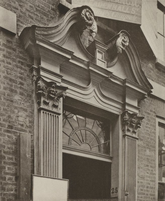 Doorway, Crutched Friars, Londýn (černobílá fotografie) od William Galsworthy Davie