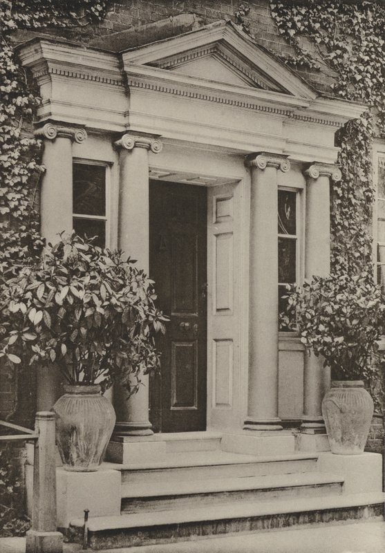 Doorway, East Pallant, Chichester (černobílá fotografie) od William Galsworthy Davie