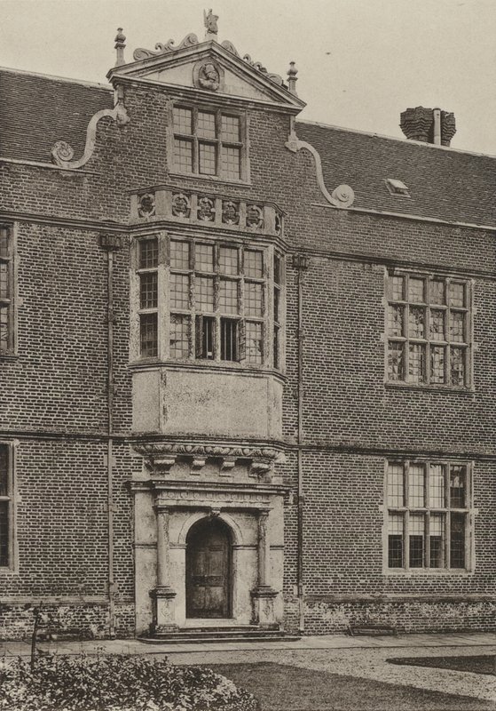 Doorway, Entrance Bay, jižní křídlo, Cobham Hall (černobílá fotografie) od William Galsworthy Davie