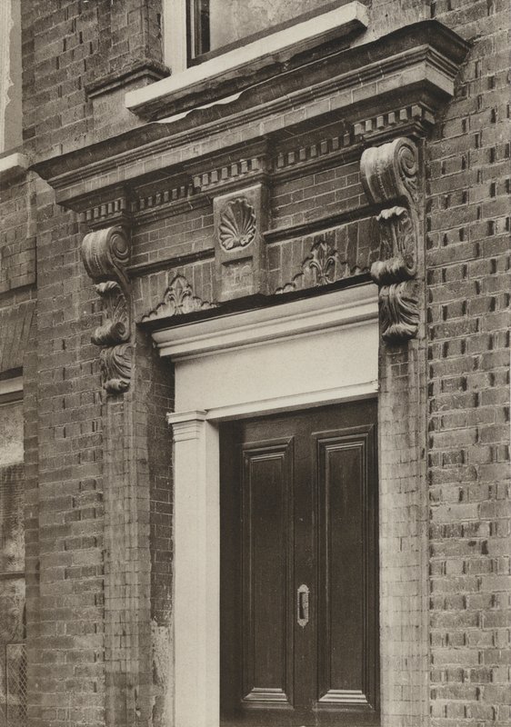 Doorway, Longbridge House, Farnham, Surrey (černobílá fotografie) od William Galsworthy Davie