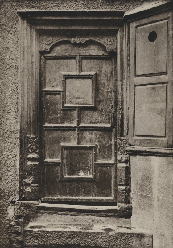 Doorway, Looe Street, Plymouth (černobílá fotografie) od William Galsworthy Davie