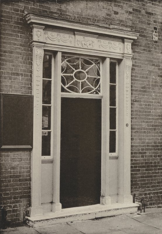 Doorway, Newbury, Berks (černobílá fotografie) od William Galsworthy Davie