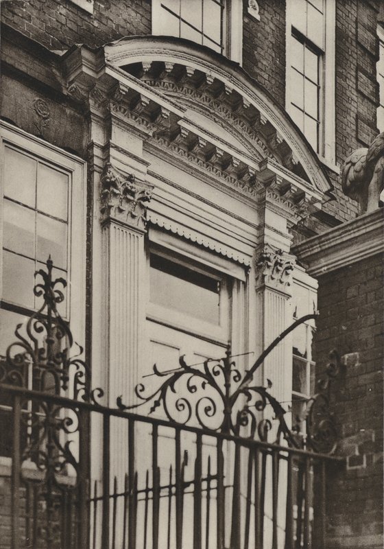 Doorway, North Pallant, Chichester (černobílá fotografie) od William Galsworthy Davie