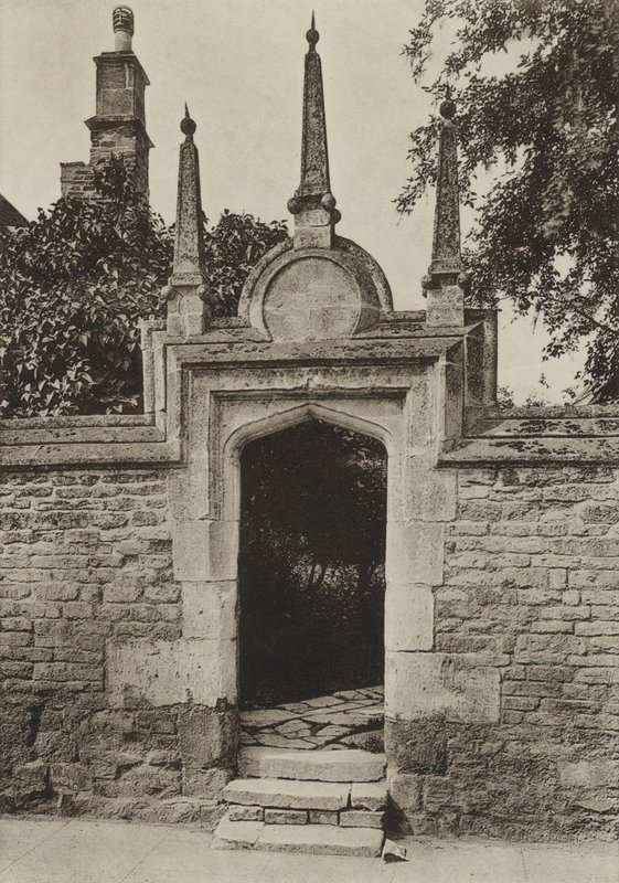Dveře, Paynis Almshouses, Oundle (černobílá fotografie) od William Galsworthy Davie