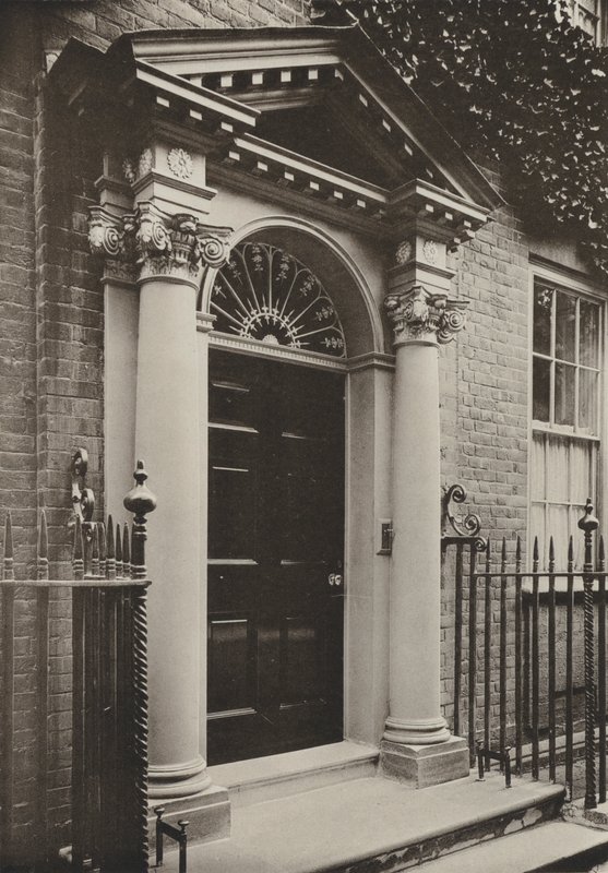 Doorway, Redhill Road, Reigate, Surrey (černobílá fotografie) od William Galsworthy Davie