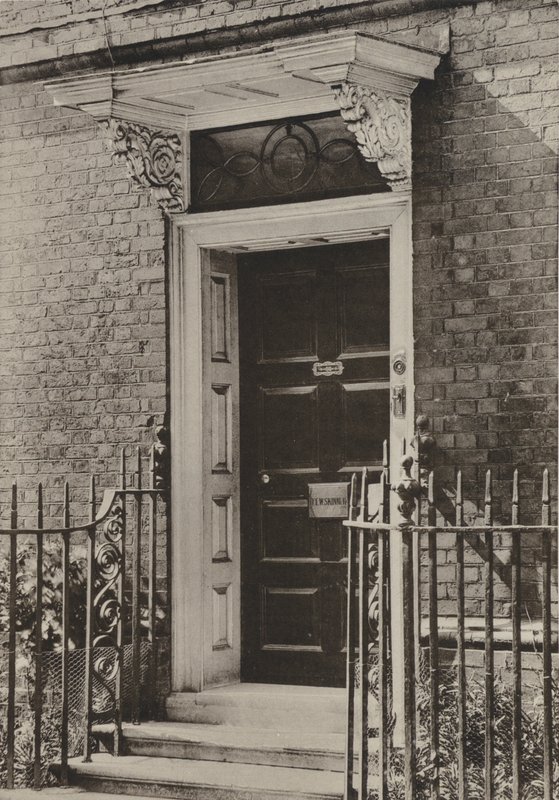 Doorway, Žito, Sussex (černobílá fotografie) od William Galsworthy Davie