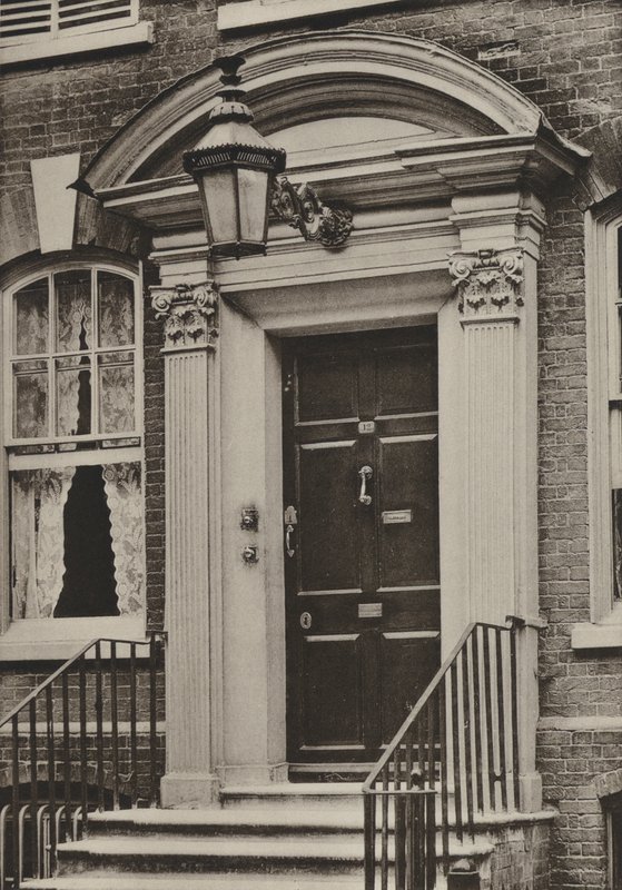 Doorway, Southgate Street, Winchester (černobílá fotografie) od William Galsworthy Davie