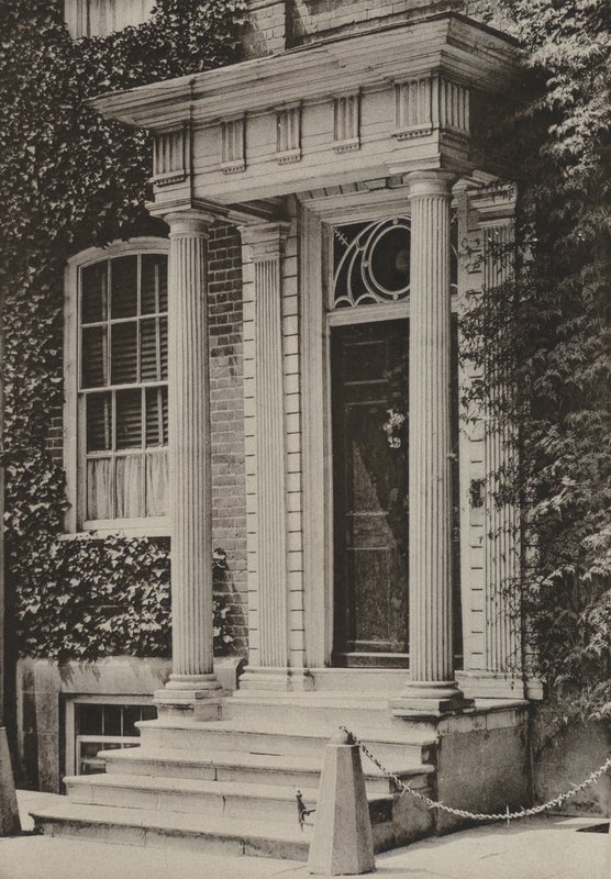 Doorway, Southgate Street, Winchester (černobílá fotografie) od William Galsworthy Davie