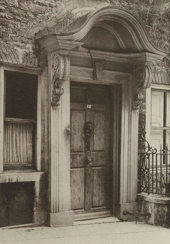 Doorway, Stamford, Northants (černobílá fotografie) od William Galsworthy Davie