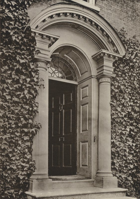 Dveře, Steyning, Sussex (černobílá fotografie) od William Galsworthy Davie