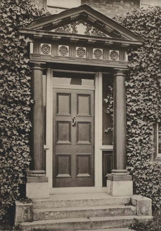 Dveře, Tenterden, Kent (černobílá fotografie) od William Galsworthy Davie