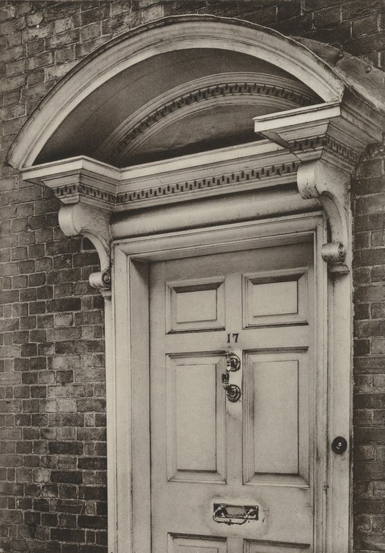 Doorway, The Causeway, Horsham, Sussex (černobílá fotografie) od William Galsworthy Davie