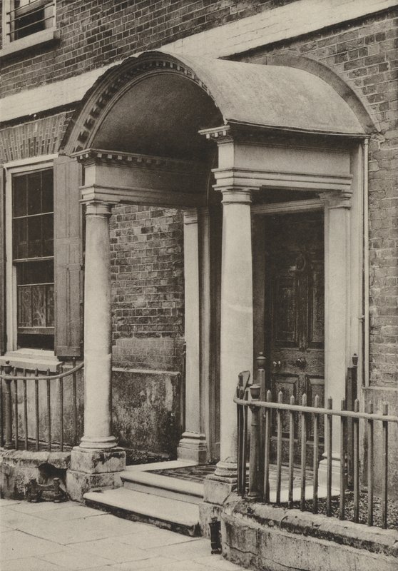 Doorway, The Close, Salisbury, Wilts (černobílá fotografie) od William Galsworthy Davie