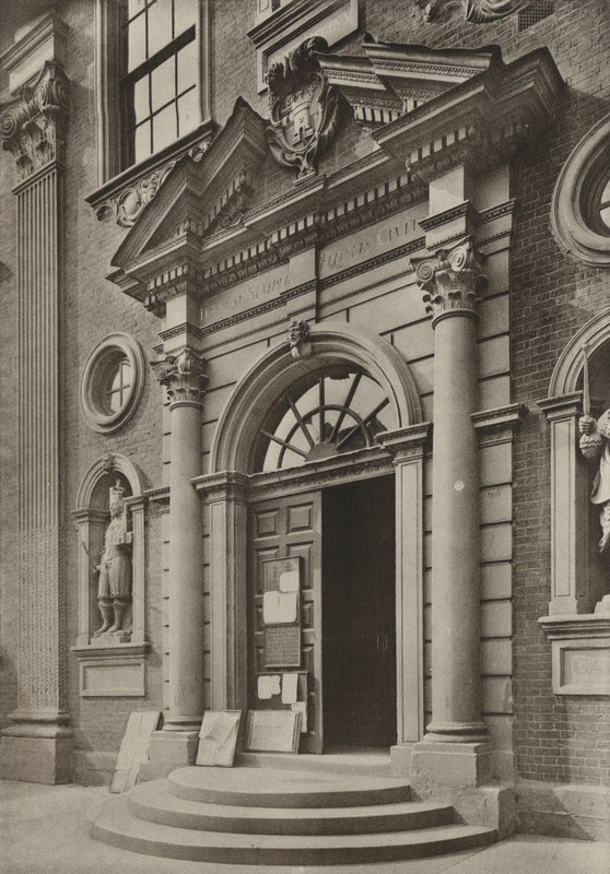 Doorway, The Guildhall, Worcester (černobílá fotografie) od William Galsworthy Davie