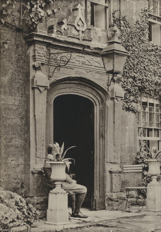Doorway, The Lygon Arms, Broadway, Worcestershire (černobílá fotografie) od William Galsworthy Davie