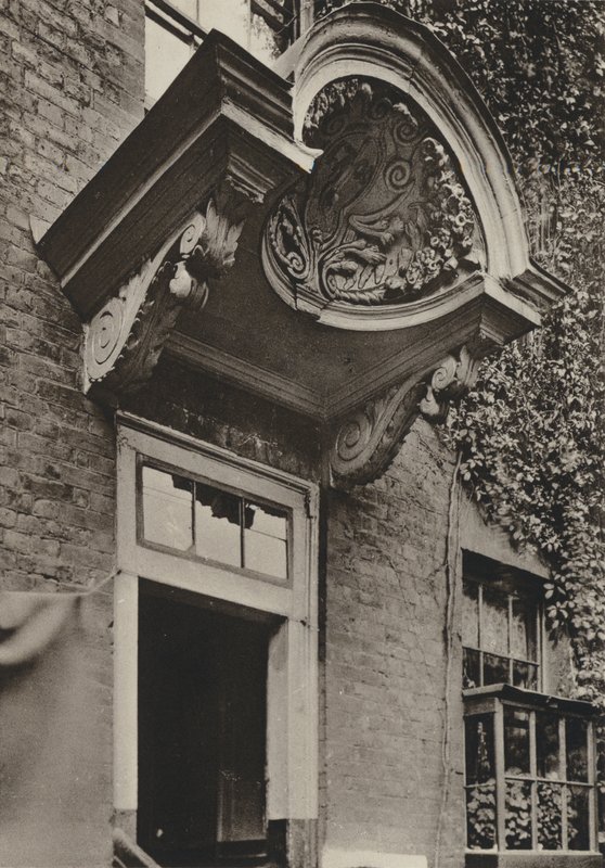 Doorway, The Manor House, Bermondsey, Londýn (černobílá fotografie) od William Galsworthy Davie