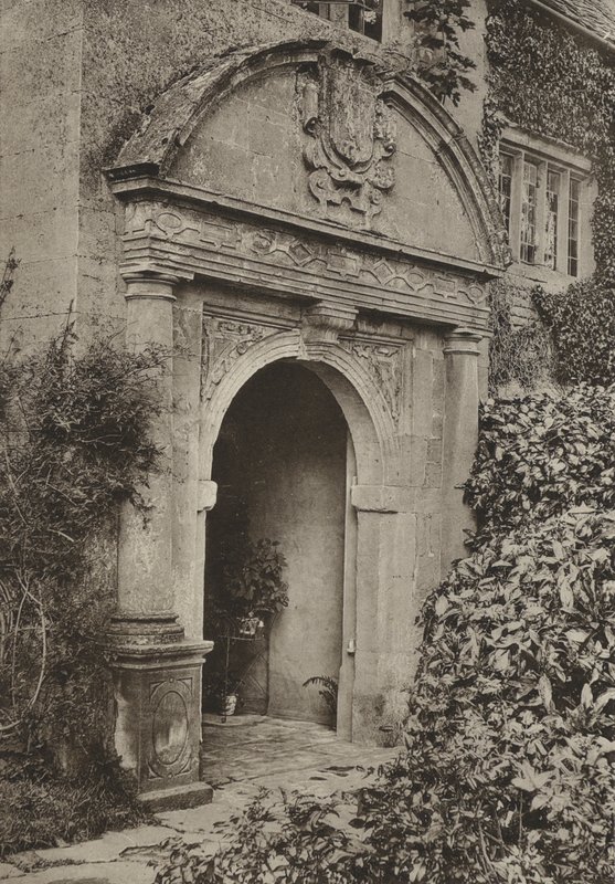 Doorway, The Manor, Upper Swell, Gloucestershire (černobílá fotografie) od William Galsworthy Davie