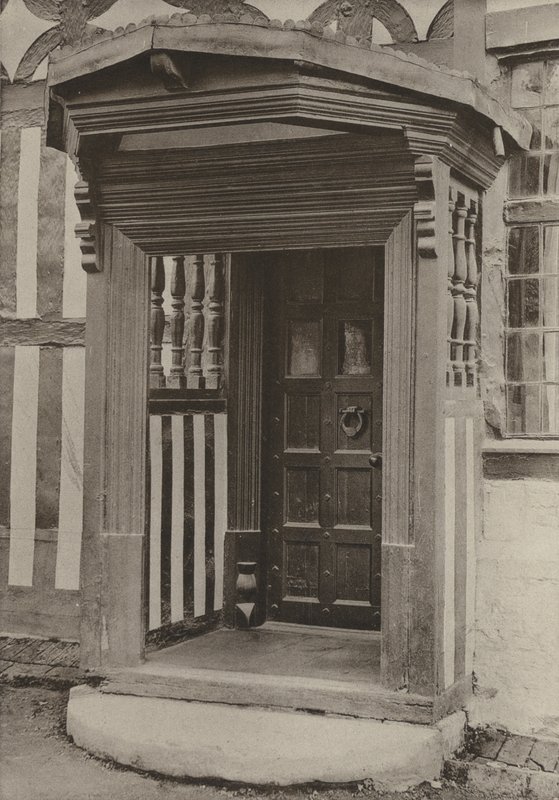 Doorway, The Middle House, Mayfield, Sussex (černobílá fotografie) od William Galsworthy Davie