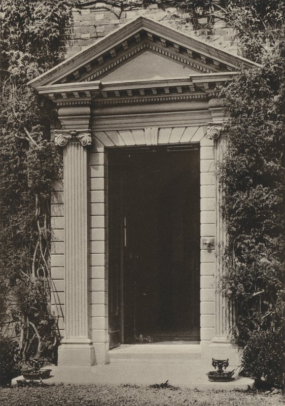 Doorway, The Vicarage, Hailsham, Sussex (černobílá fotografie) od William Galsworthy Davie