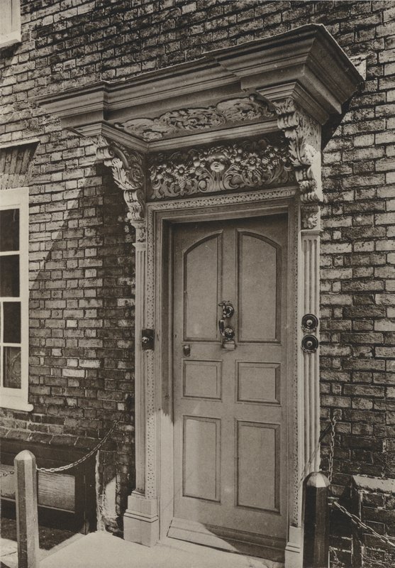Doorway, West Street, Rye, Sussex (černobílá fotografie) od William Galsworthy Davie