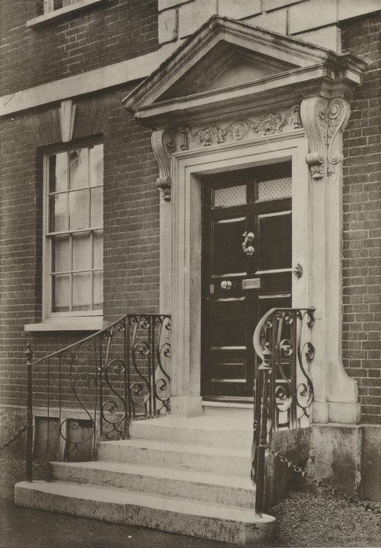 Dveře, Wimborne, Dorset (černobílá fotografie) od William Galsworthy Davie