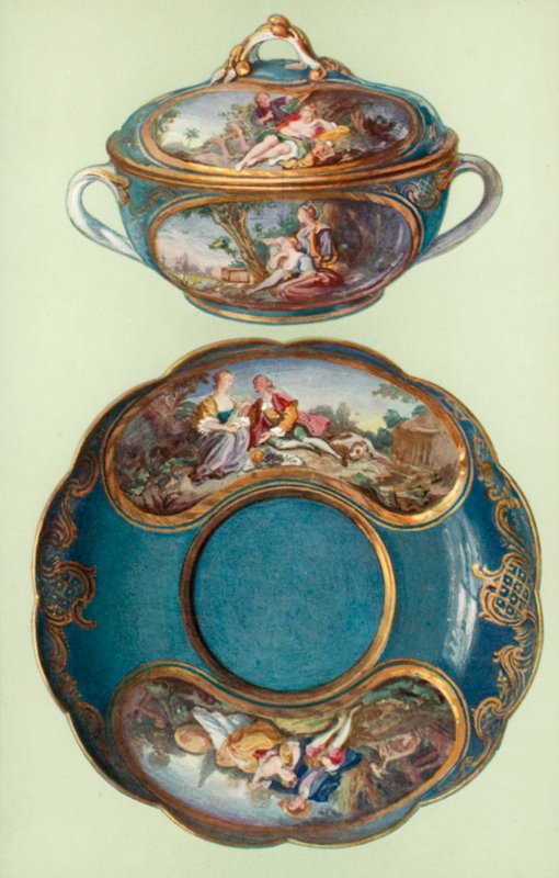 Ecuelle a stojan, Sevres, tyrkysově modrá, s panely podle Bouchera (barva lito) od William Gibb