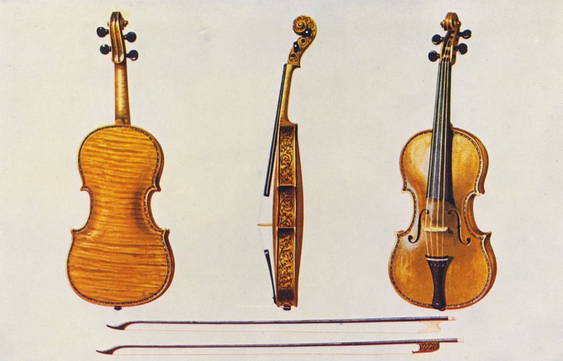 Hudební nástroje: Hellier Stradivarius a dva staré smyčce, které se vyznačují fládrováním (barevná litografie) od William Gibb