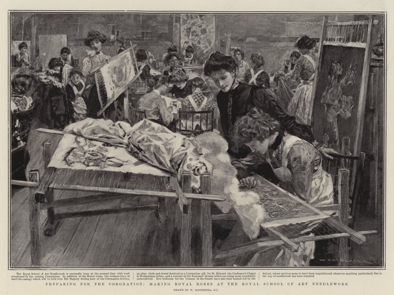 Příprava na korunovaci, výroba královských rób na Royal School of Art Needlework od William Hatherell